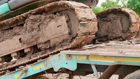 detalle de la oruga retroexcavadora en movimiento para ser transportado