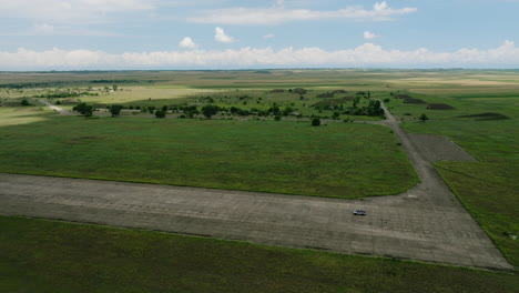 Coche-Aparcado-En-La-Pista-De-Aterrizaje-De-La-Base-Aérea-Militar-De-Shiraki-En-Campos-Georgianos