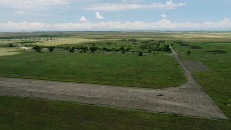 coche aparcado en la pista de aterrizaje de la base aérea militar de shiraki en campos georgianos