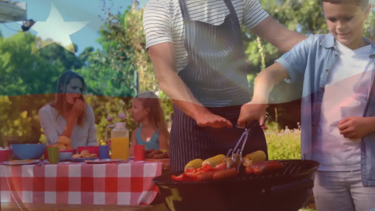 Animazione della bandiera del Cile che sventola su un padre caucasico che insegna al figlio a mettere il cibo sul barbecue.
