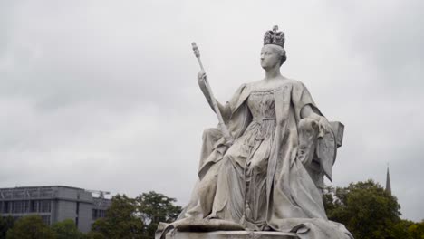 statue of queen victoria