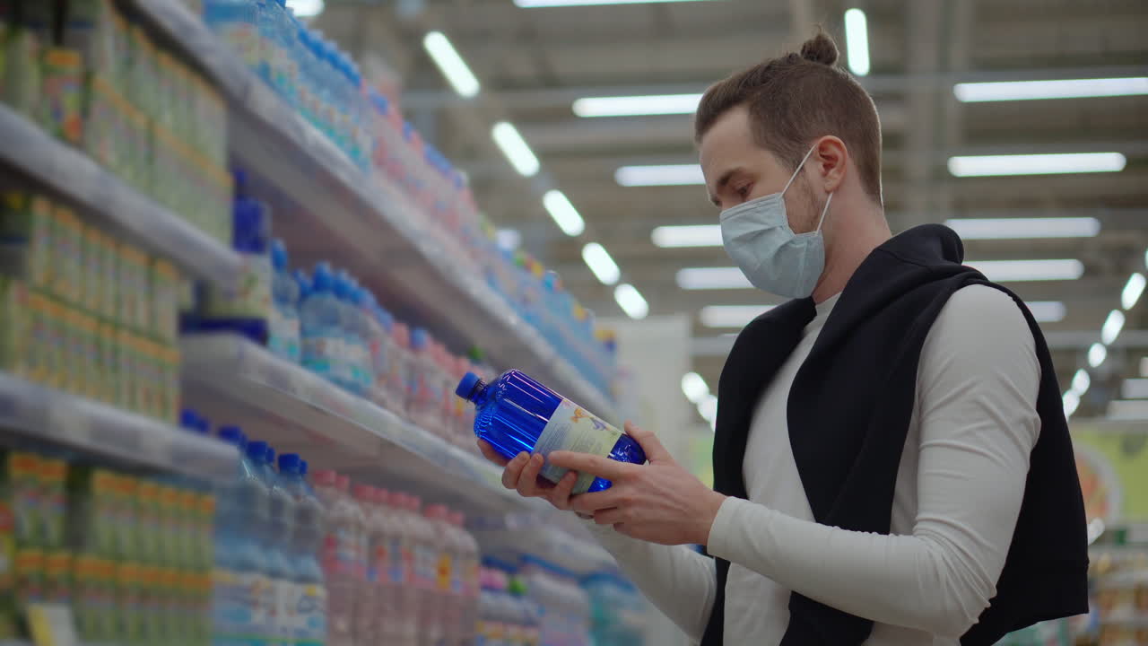 슈퍼마켓 에서 음료 를 구입 하는 사람