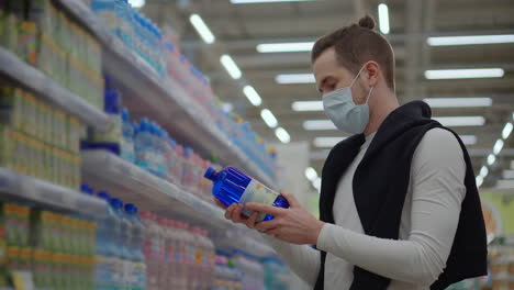 hombre comprando bebidas en un supermercado