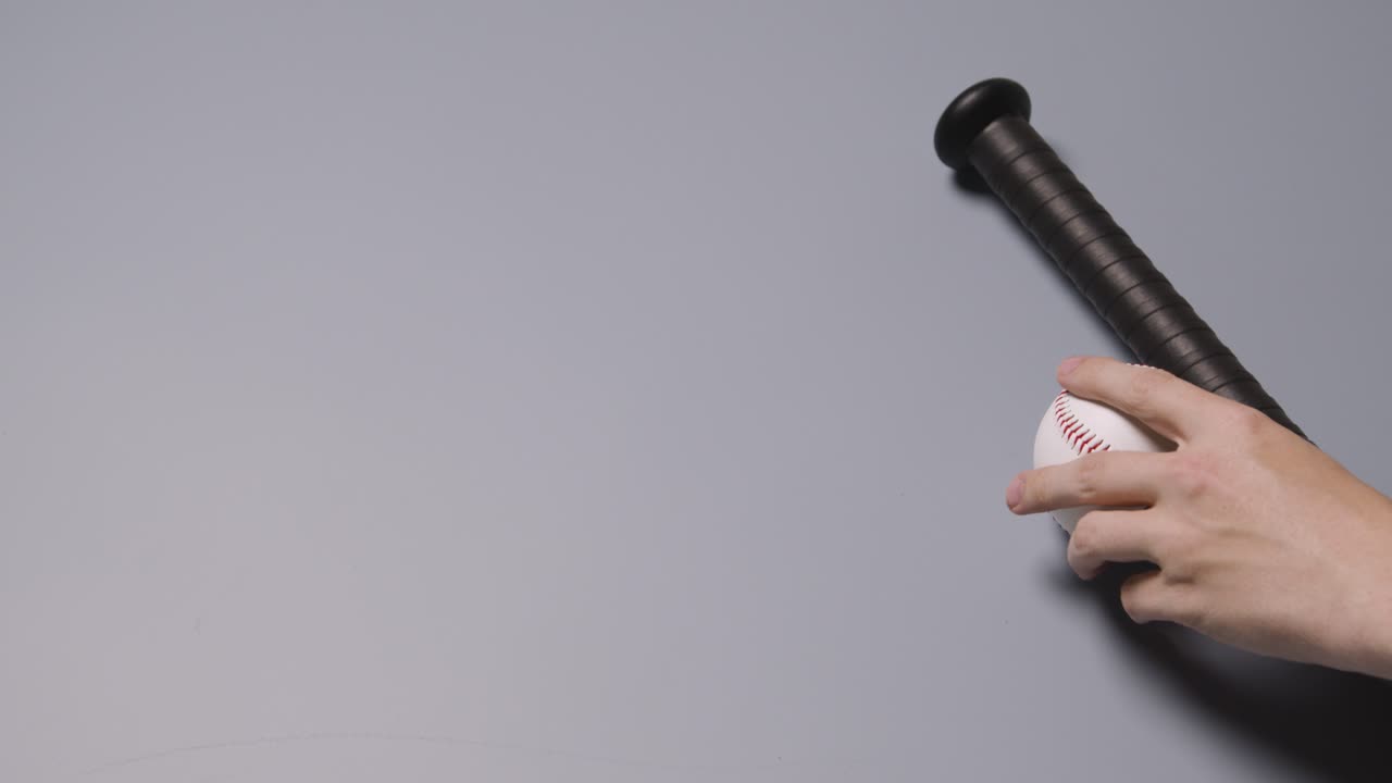 머리 위의 야구는 회색 배경에 박 ⁇ 와 공을 내려 놓은 사람과 함께 여전히 살아있다