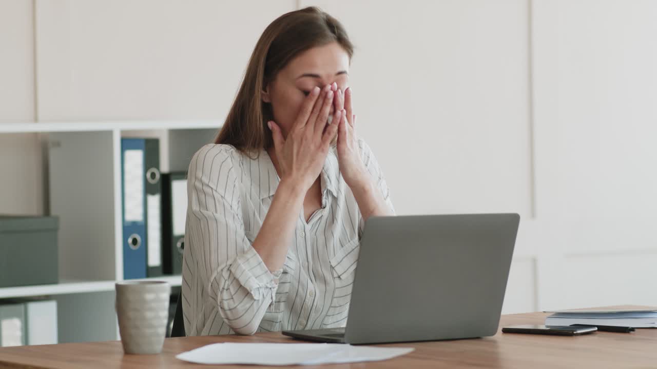 mujer trabajando en una computadora portátil en una oficina