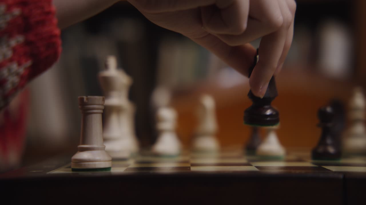 mujer jugando al ajedrez