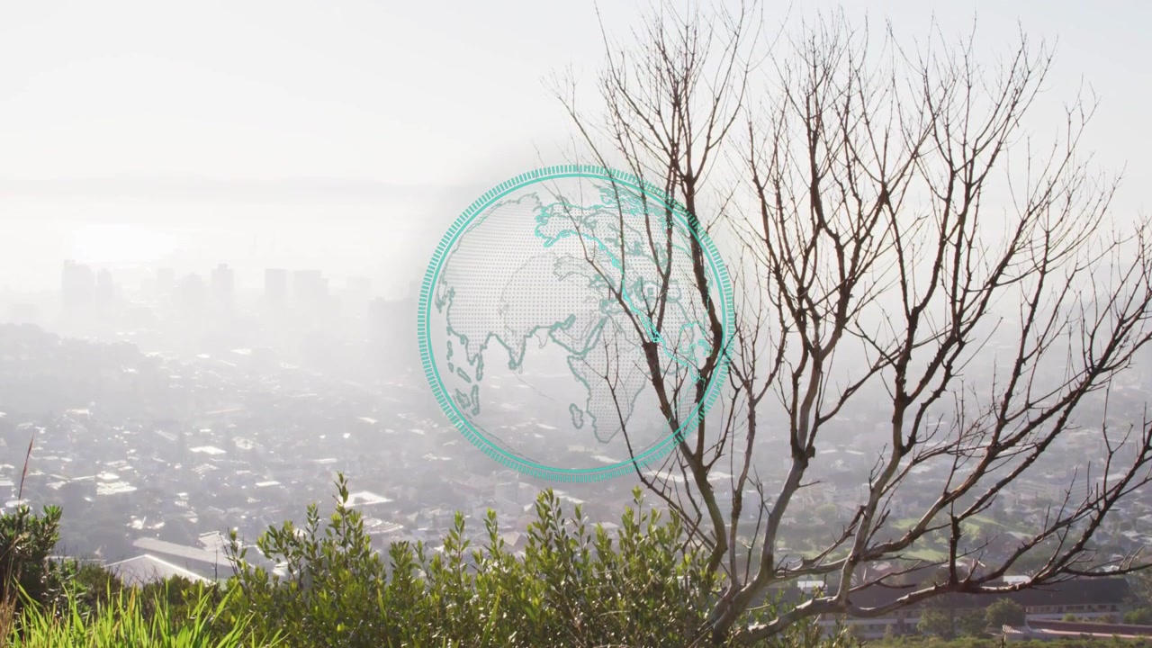 Nel primo fotogramma, un globo appare, ingrandendosi, ruotando e pulsando per mostrare dati globali sopra una città nebbiosa.