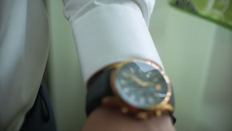 hombre poniéndose un reloj de pulsera