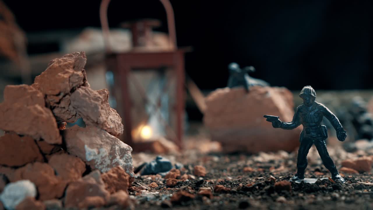 Soldatini di plastica che ricreano una battaglia in una zona di guerra in miniatura. Un diorama dettagliato con macerie, detriti e una lanterna che brilla di notte.