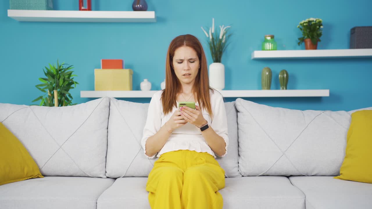 메신저에 실망한 젊은 여성.