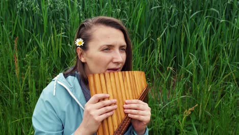 Una-Mujer-Joven-Toca-La-Flauta-De-Pan-En-La-Naturaleza