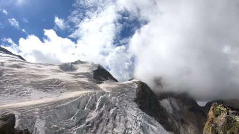 un video de lapso de tiempo del clima cambiante sobre el glaciar steiningletscher en la región de sustenpass de los alpes suizos a 2800 m-1