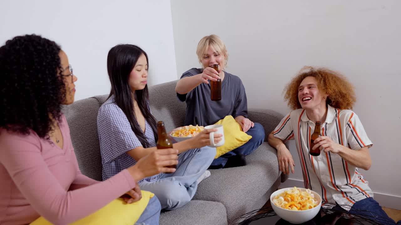 Amigos comemorando juntos com cerveja e petiscos