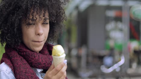 mujer comiendo helado