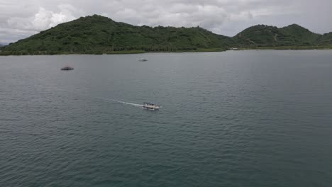 Vista-Aérea-Ascendente-Del-Motor-De-Barco-Turístico-En-El-Mar-Cerca-De-Lombok,-Idn