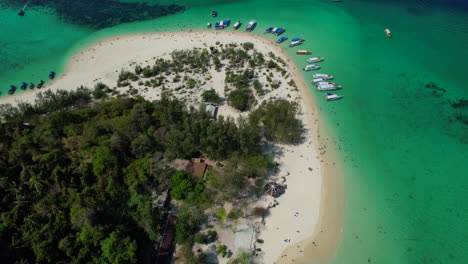 Gente-Disfrutando-De-Vacaciones-En-La-Isla-Tropical-De-Bambú,-Tailandia