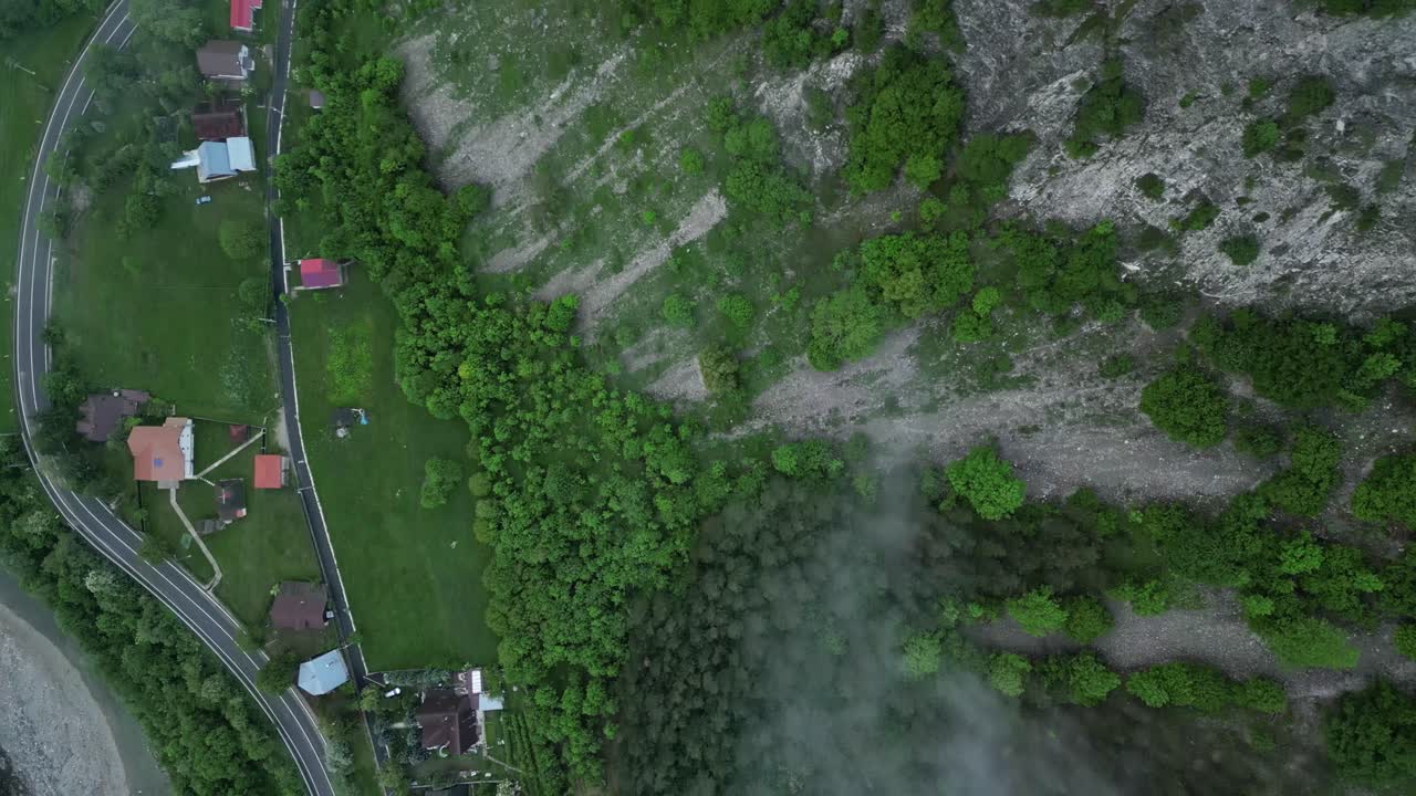montañas rocosas escarpadas cerca de la aldea rural de lepsa en el condado de vrancea, rumania