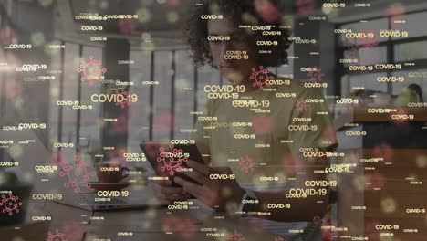 animación de covid-19 y palabras de virus que se mueven sobre un hombre caucásico trabajando