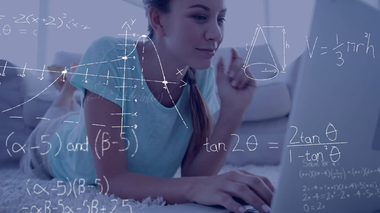 ecuaciones matemáticas y gráficos animación sobre la chica usando la computadora portátil en el suelo