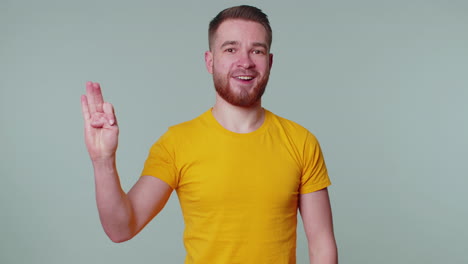 cuenta atrás para la celebración del cumpleaños de vacaciones, hombre feliz contando en orden inverso de cinco a uno, ganar