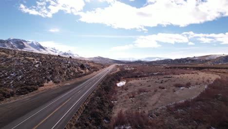 內華達山脈 (sierra nevada) 美麗的山脈風景的著名<unk>石路,空中拍攝