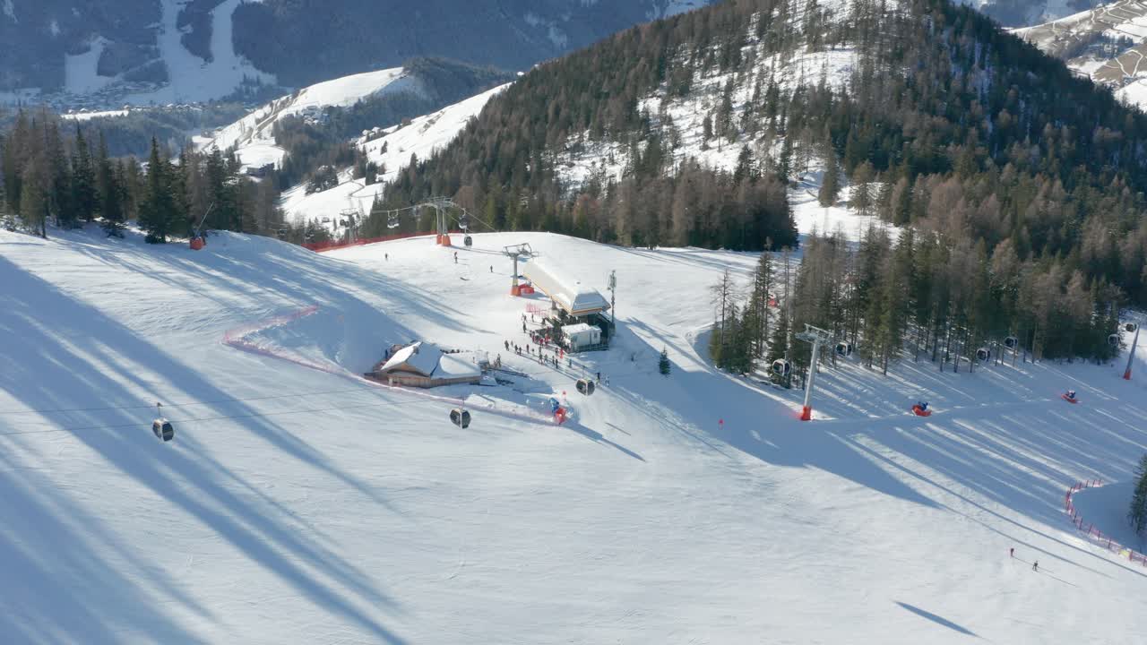la temporada de esquí en la estación de esquí plan de corones, alto adige, italia