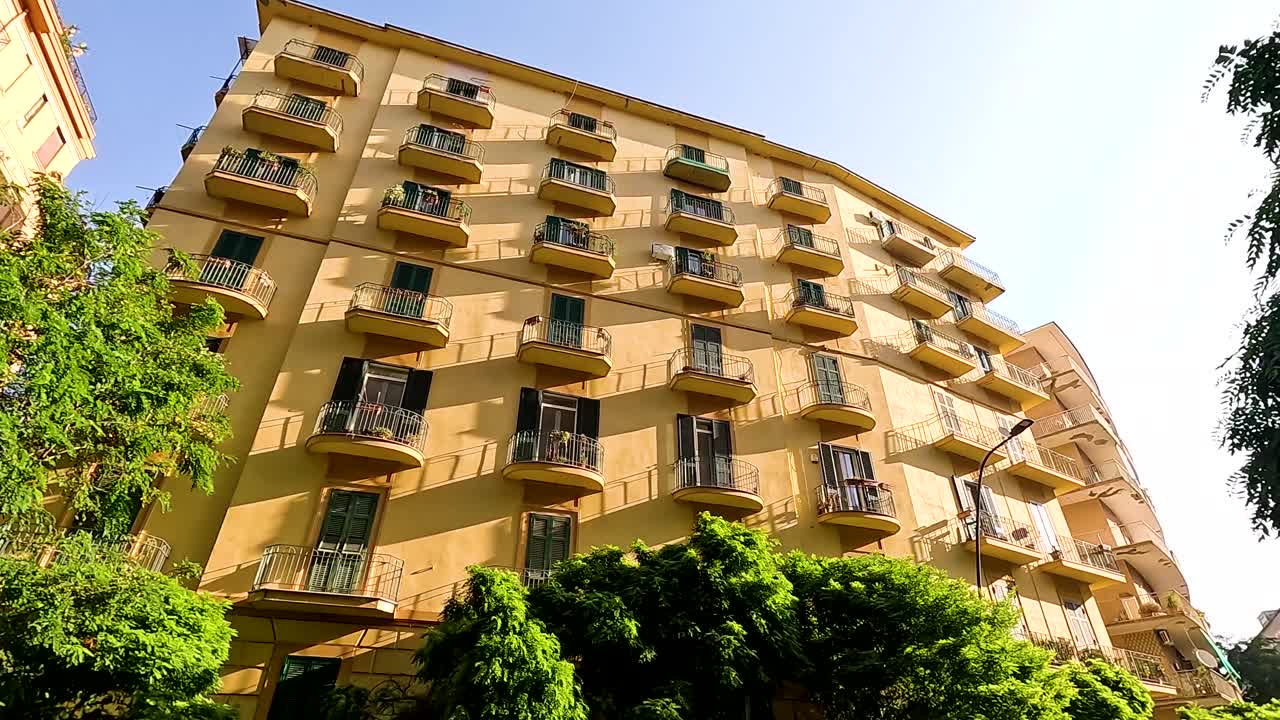 Vista de prédios de apartamentos e vegetação exuberante