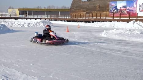 karting en hielo en una pista nevada