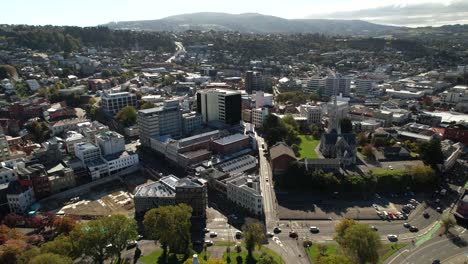 hermosa vista a vista de pájaros del centro de la ciudad de dunedin durante un día soleado en la costa de nueva zelanda