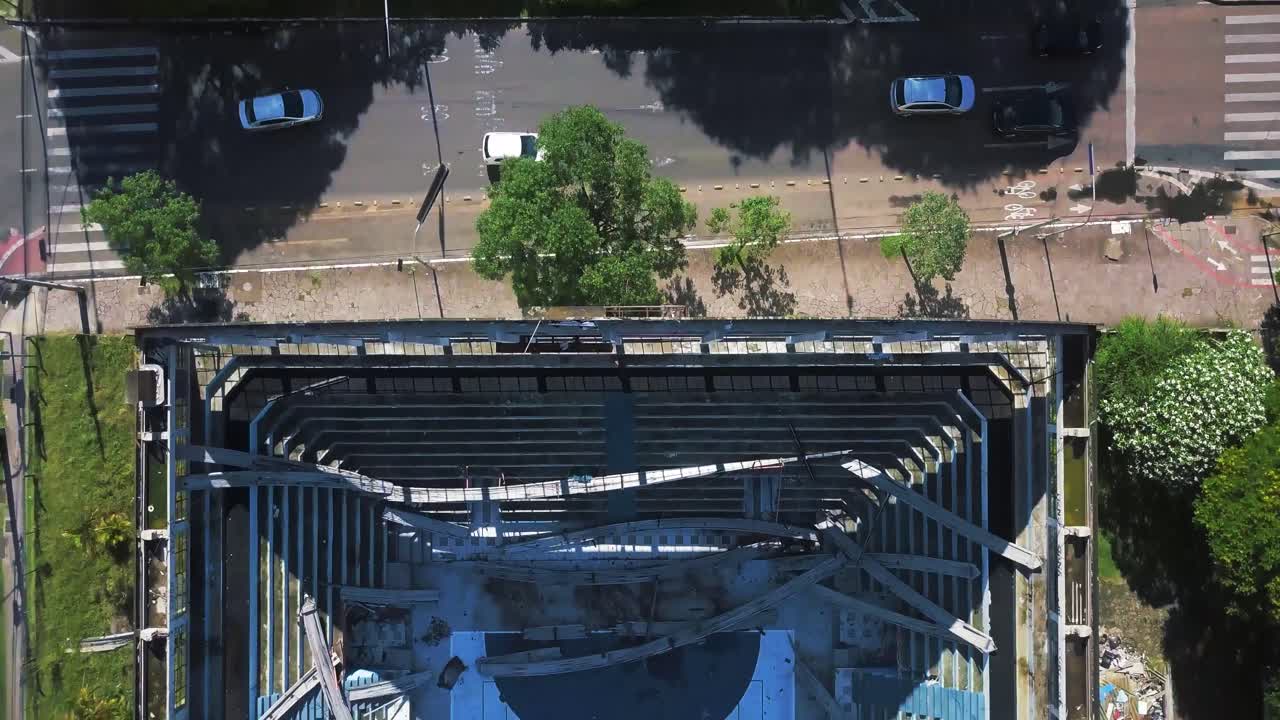 파괴된 체육관의 공중 평면도