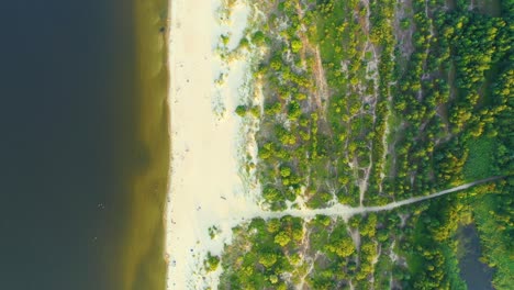 4k-Luftbild-Draufsicht-Drohne-Bewegen-Schönen-Aktuellen-Strand-Mit-Weißem-Sand