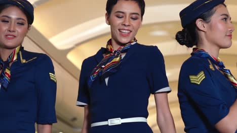 la tripulación de cabina bailando con alegría en el avión
