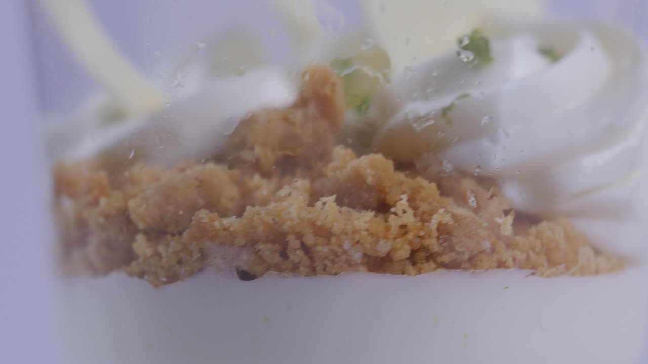 postre de migajas de manzana en capas