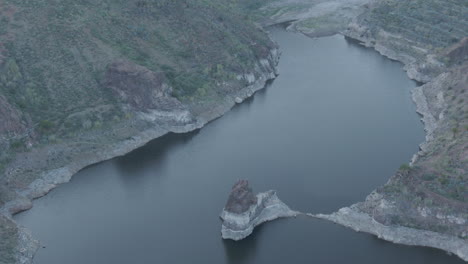 Sorrueda-dam,-Gran-Canaria:-aerial-view-over-the-famous-dam-with-completely-calm-water