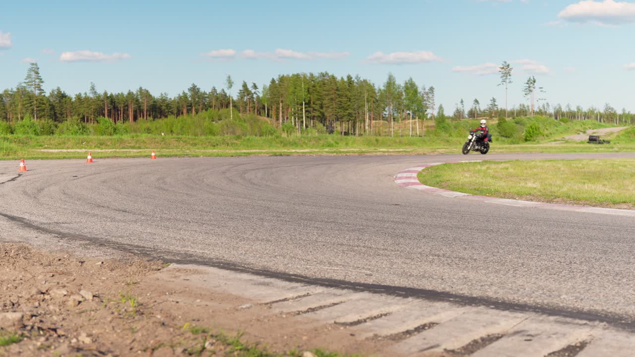 deporte extremo de conducción en motocicleta, atrapando adrenalina en la pista
