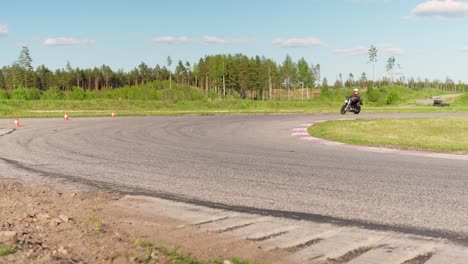 Deporte-Extremo-De-Conducción-En-Motocicleta,-Atrapando-Adrenalina-En-La-Pista