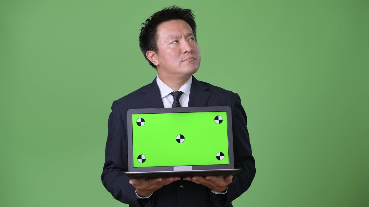 녹색 배경에 성숙한 일본 사업가