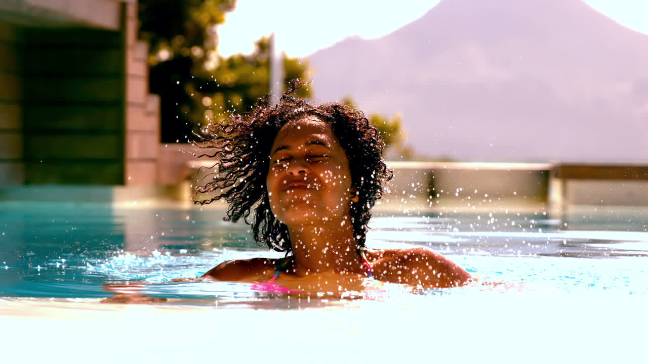 Femme secouant ses cheveux mouillés dans la piscine | Vidéo de stock ...