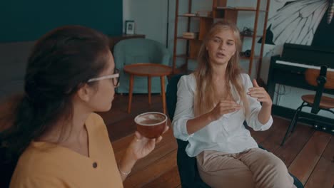 dos mujeres teniendo una conversación en un café