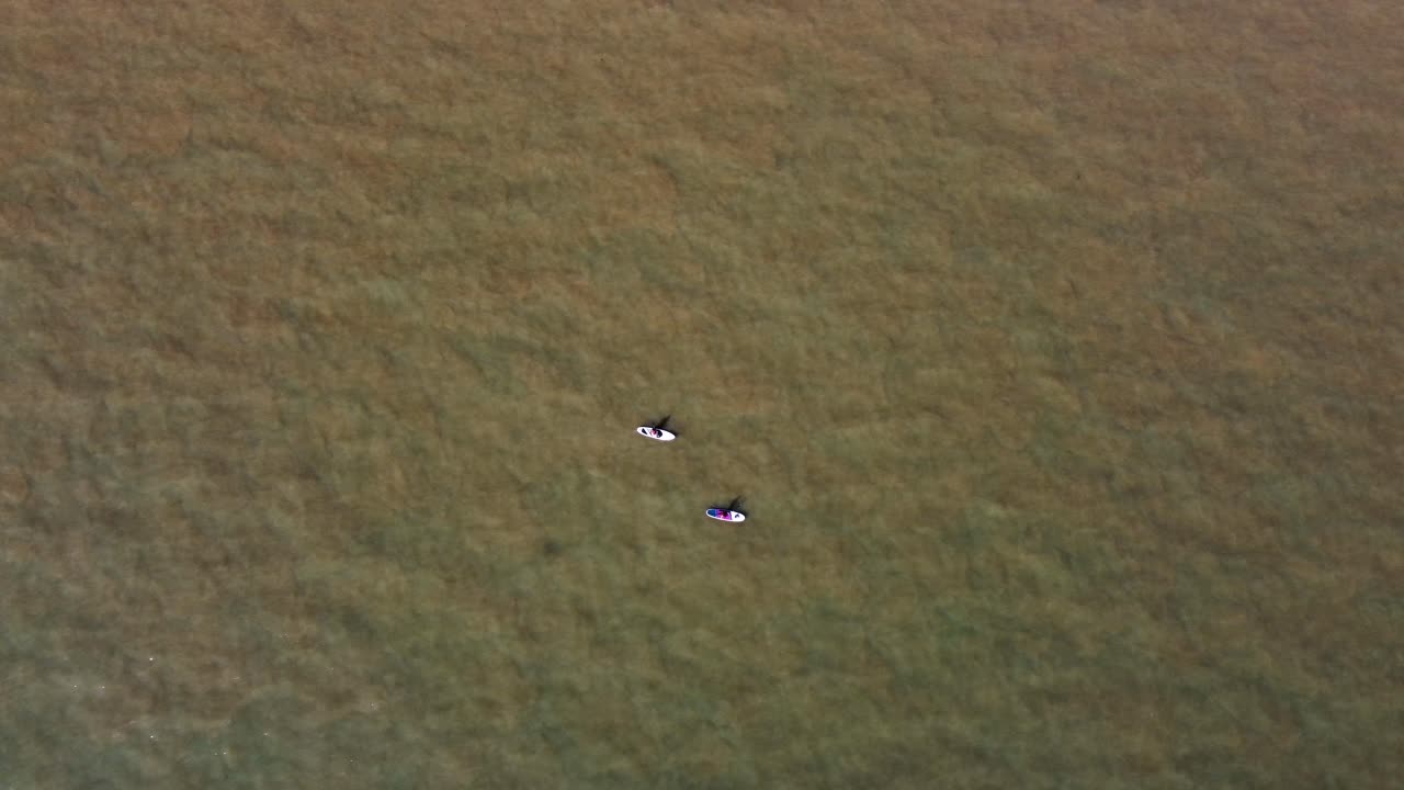 거래 해안선에서 벗어난 북해에 있는 두 패들 보더의 공중 전망