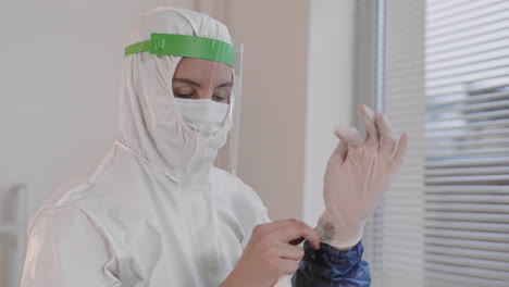 el doctor se pone los guantes.