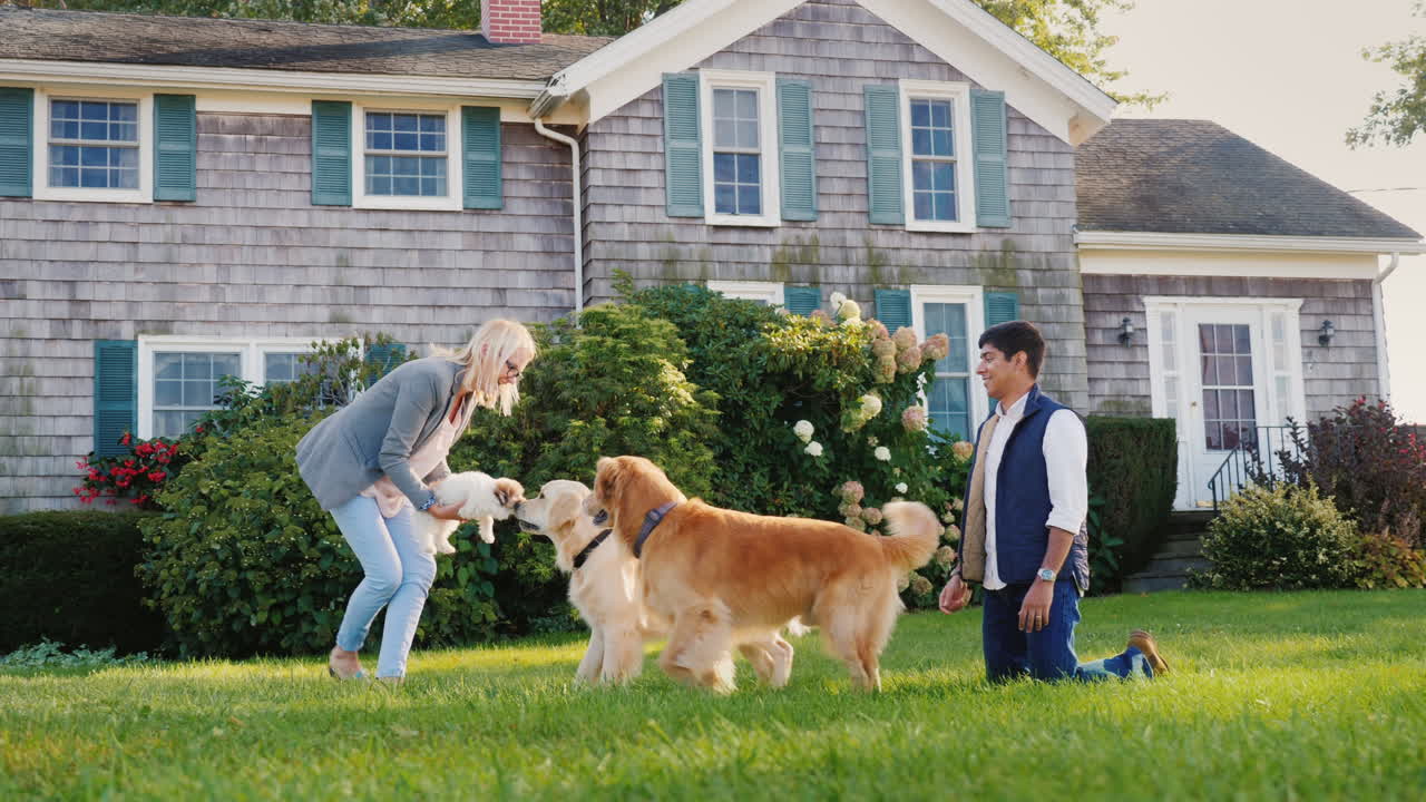 강아지를 개에게 소개하는 부부