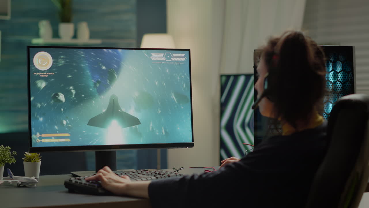 triste mujer profesional jugadora con auriculares perdiendo videojuegos streaming space shooter