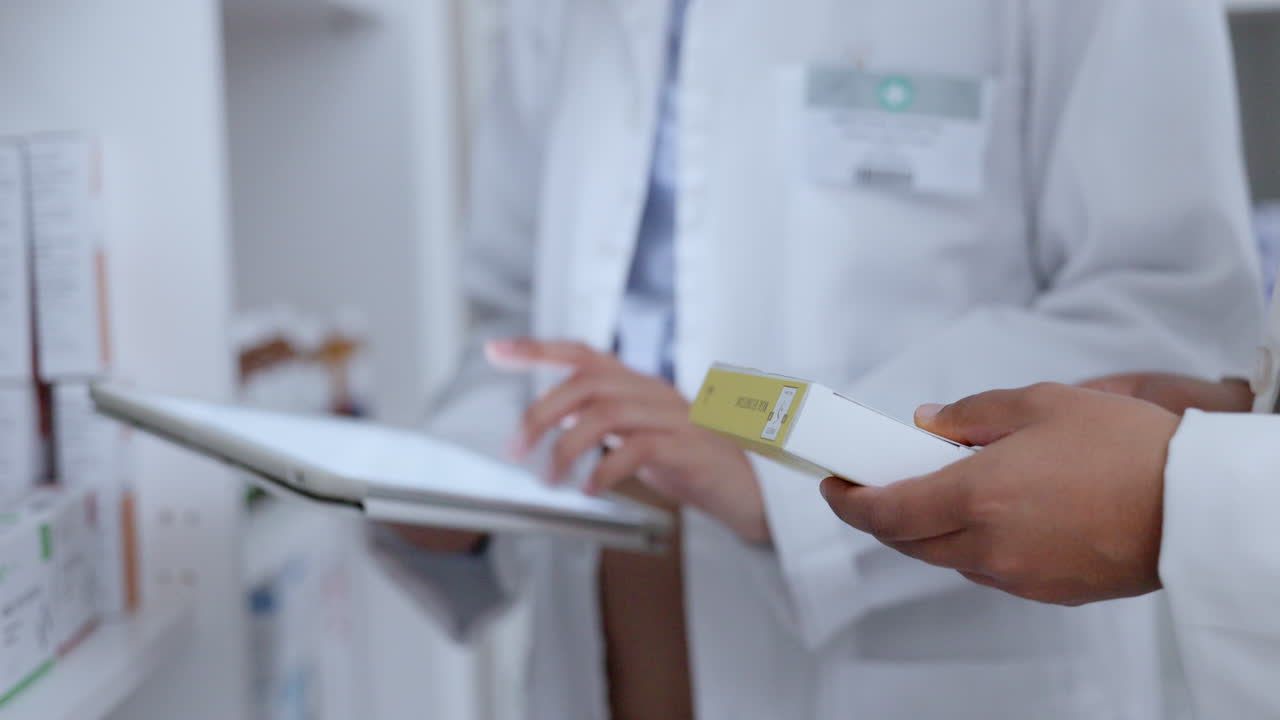 약사들이 스크롤하고, 검색하고