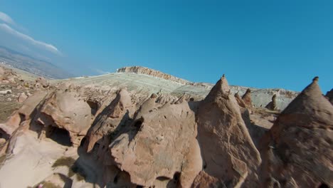 drone fpv - chimíneas de hadas distintivas en la región semiárida de capadocia en el centro de turquía
