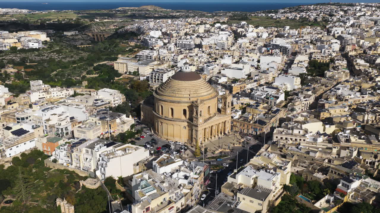 La Cupola di Mosta nel denso centro storico di Mosta a Malta. Ripresa aerea