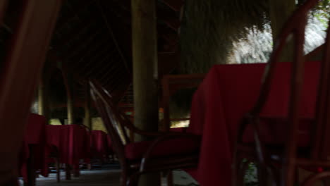 interior del café con mesas vacías en un complejo tropical