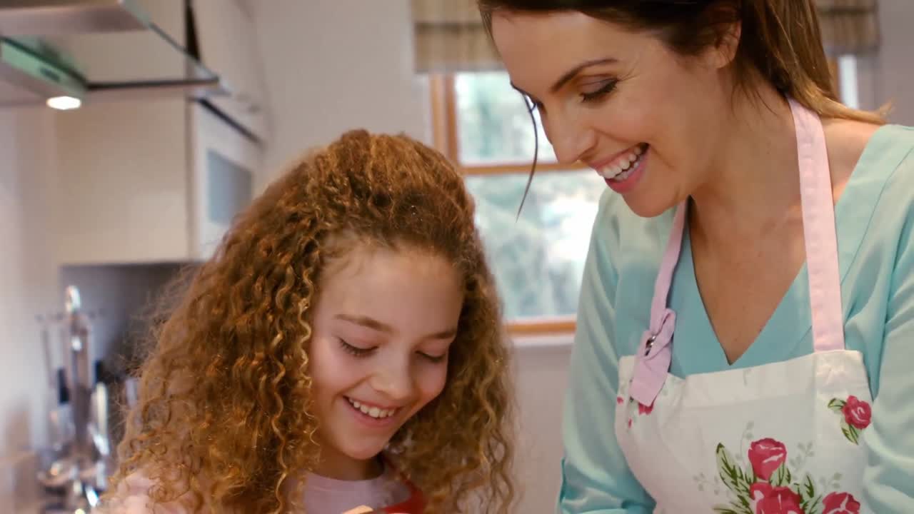 어머니 와 딸 이 음식 을 준비 하고 있다