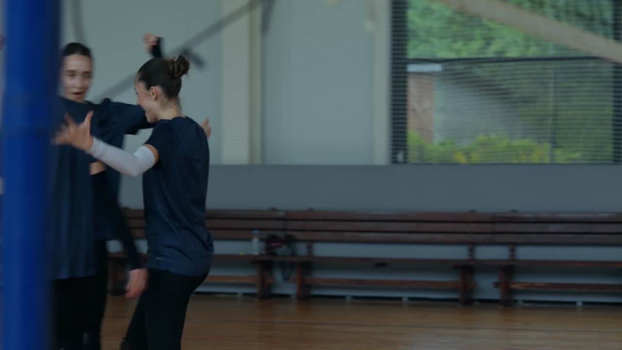 Giocatori di pallavolo in un palazzetto dello sport