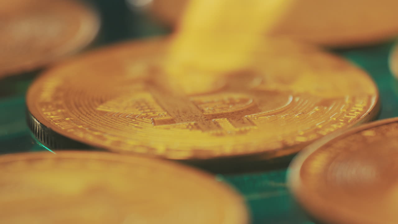 el primer plano de las monedas de bitcoin